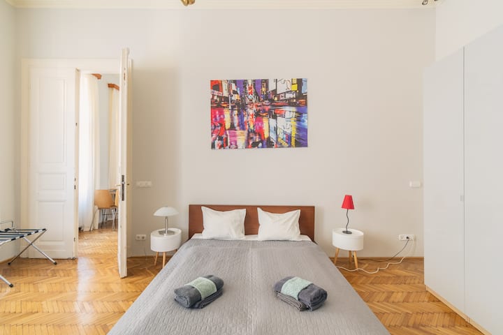 Ყველაფერი, რაც შესანიშნავი ძილისთვის გჭირდებათ — ხარისხიანი თეთრეული, ფუმფულა ბალიშები და მშვიდი, მშვიდი სივრცე.

