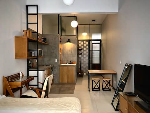 Moderns un gaišs centrālā dzīvokļa studio tipa dzīvoklis.