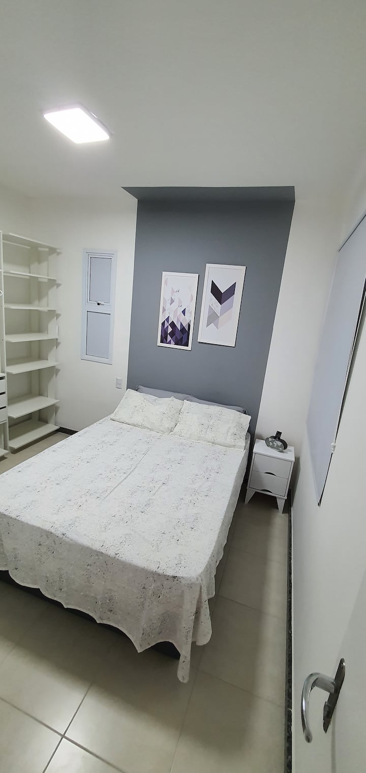 Suite avec climatisation, lit double, TV, grand placard avec tiroirs, table de chevet, table et chaise de bureau avec miroir de maquillage, films de retraite à chaleur, rideau occultant.