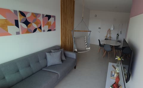 Great apartment 2/4, all with Air and closet,  living room, kitchen and service area with washing machine.  Com Internet e TV com Netflix. All with cozy decor. 
Located in gated community, family atmosphere. Near the edge of Atalaia.