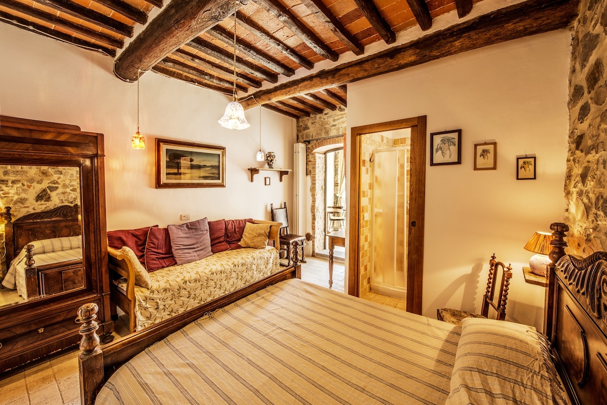 غرفة نوم بسرير مزدوج عتيق.