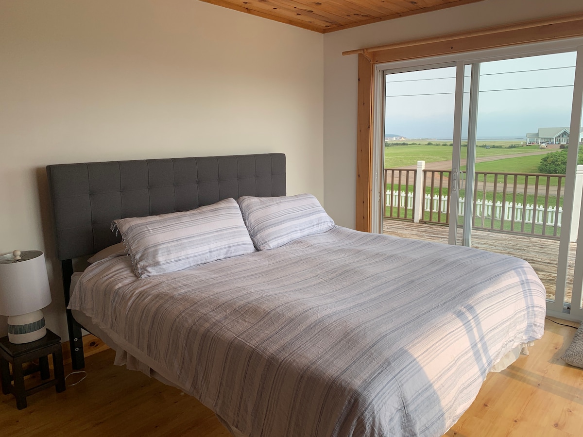 Habitación principal tamaño king con vestidor y baño propio.