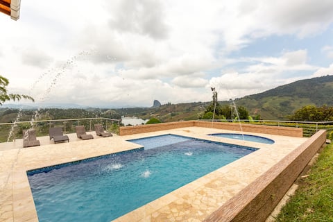 Amazing 5 bdrm Villa with view of Piedra el Peñol