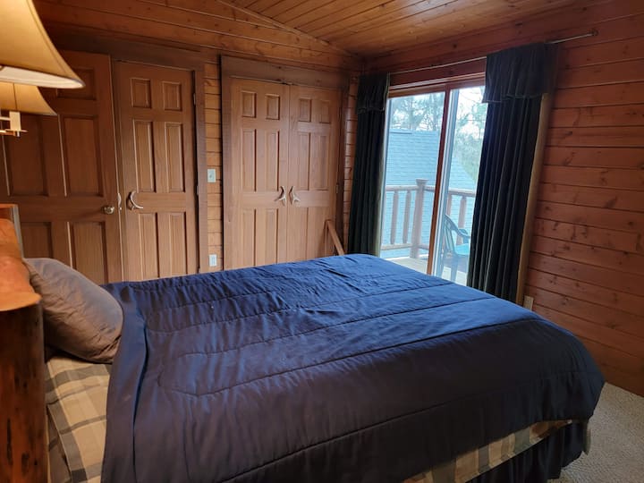 Spálňa v podkroví s výhľadom na súkromný balkón.  