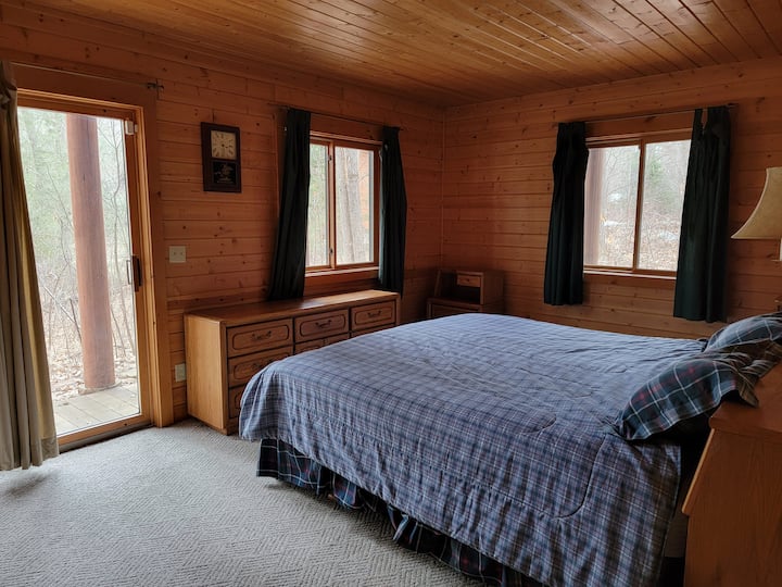 Spálňa na nižšom poschodí s manželskou posteľou King a vlastným vchodom/prístupom k jazeru. 