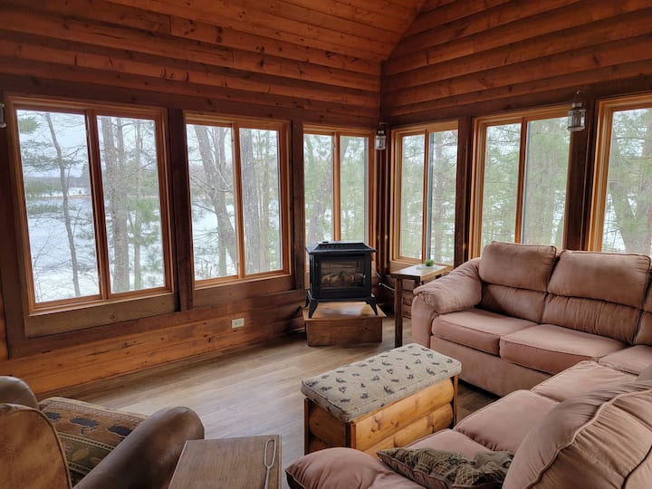 Veranda s 3 sezónami.  Plne uzavretá, ale s posuvnými oknami obklopujúcimi celý kryt.   Veľký sekčný gauč poskytuje priestor na spanie navyše podľa potreby.   Elektrický krb s diaľkovým ovládaním v zadnom rohu. 