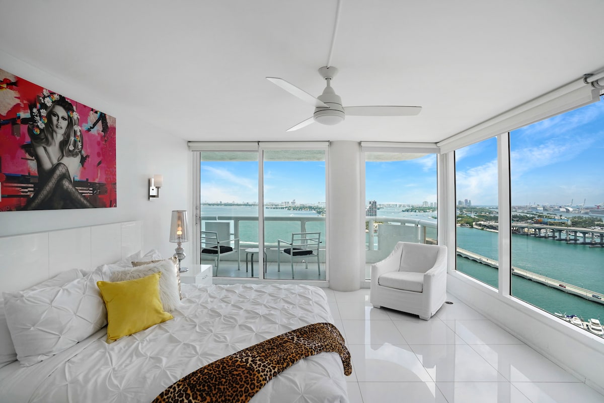 Dormitorio principal, cama tamaño king, vistas al agua envolvente de Biscayne Bay y  Venetian Marina, televisión en streaming Roku, acceso al balcón, baño privado, vestidor