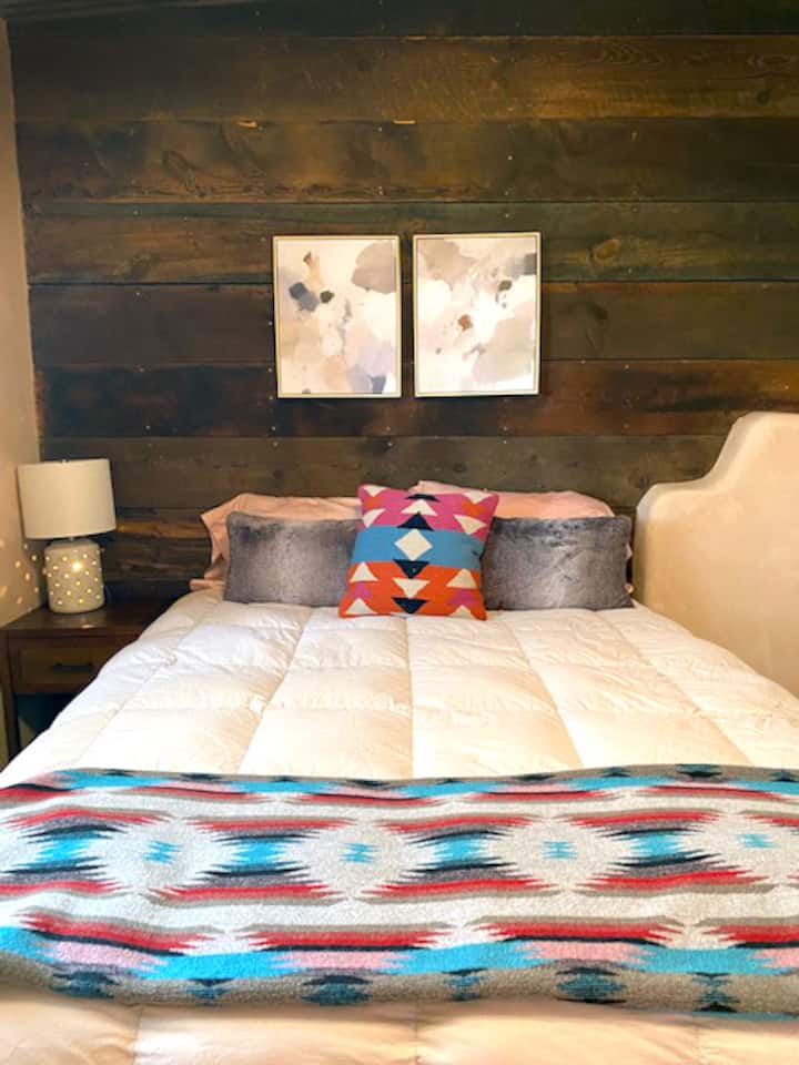 后卧室。顶级标准双人床垫、CASPER枕头、多层豪华床上用品-床单、毯子、被子。