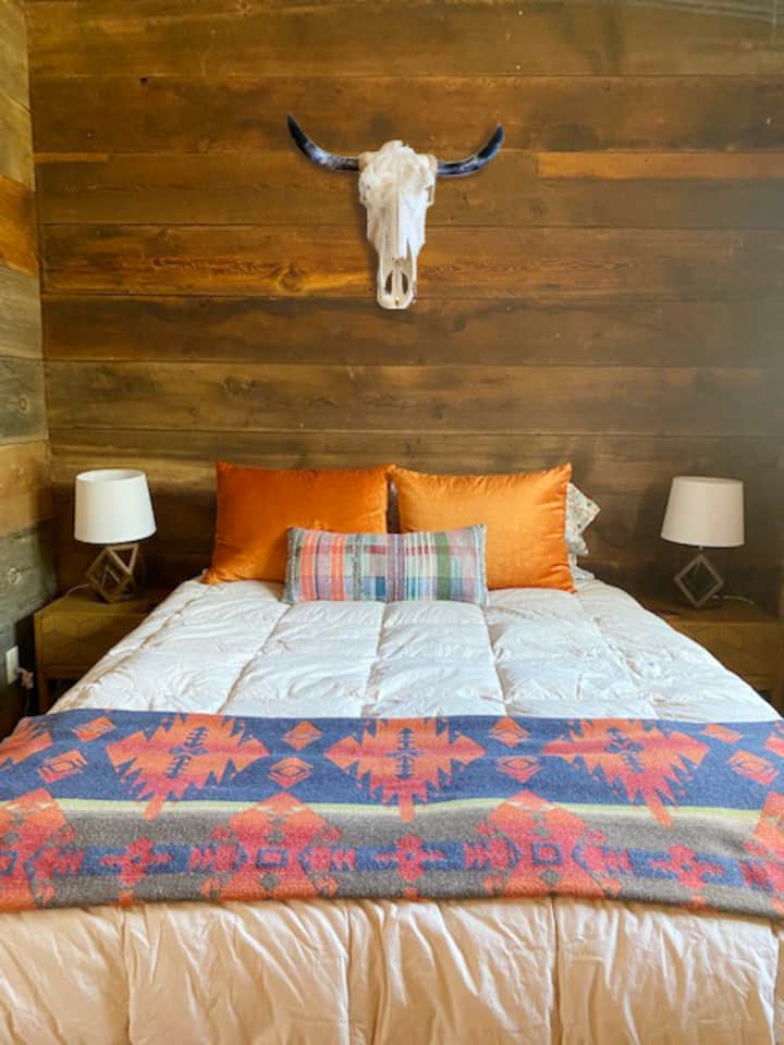 前卧室。顶级标准双人床垫、CASPER枕头、多层豪华床上用品-床单、毯子、被子。