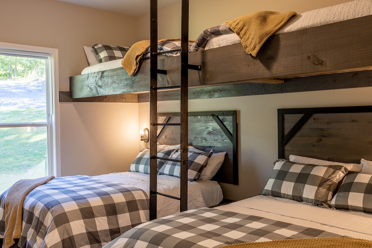 سرير بطابقين فريد من نوعه مع 2 كامل في الجزء السفلي و 2 توأم في الجزء العلوي. 