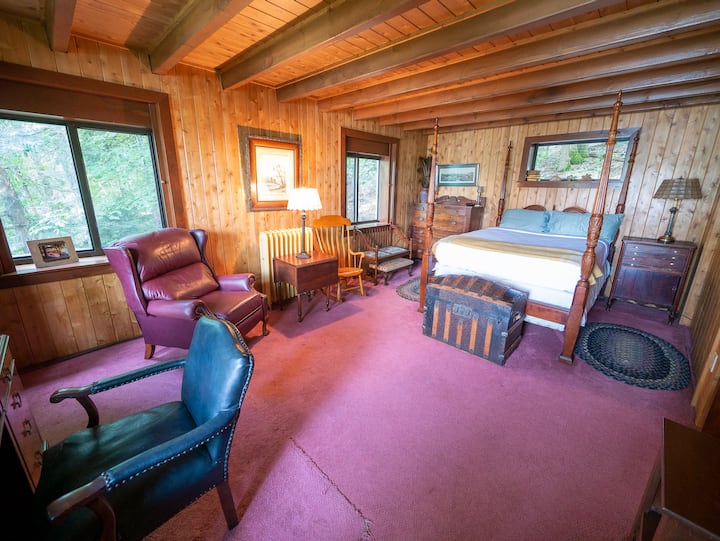 إطلالة أخرى على غرفة النوم الرئيسية.  تتمتع كل غرفة بإطلالات على البحيرة.