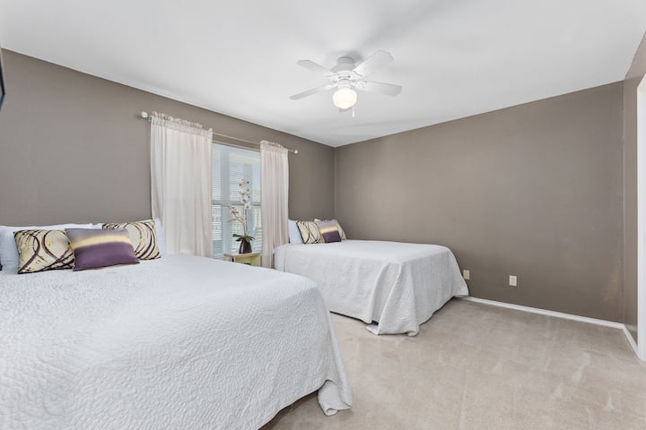 Spálňa č.2 Dolné poschodie 2 manželské postele Queen s kúpeľňou. 