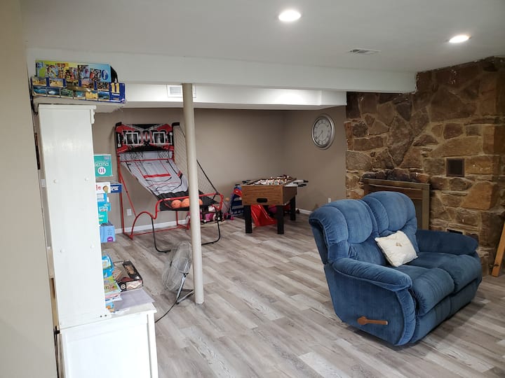 Dhomë lojërash me nivel më të ulët