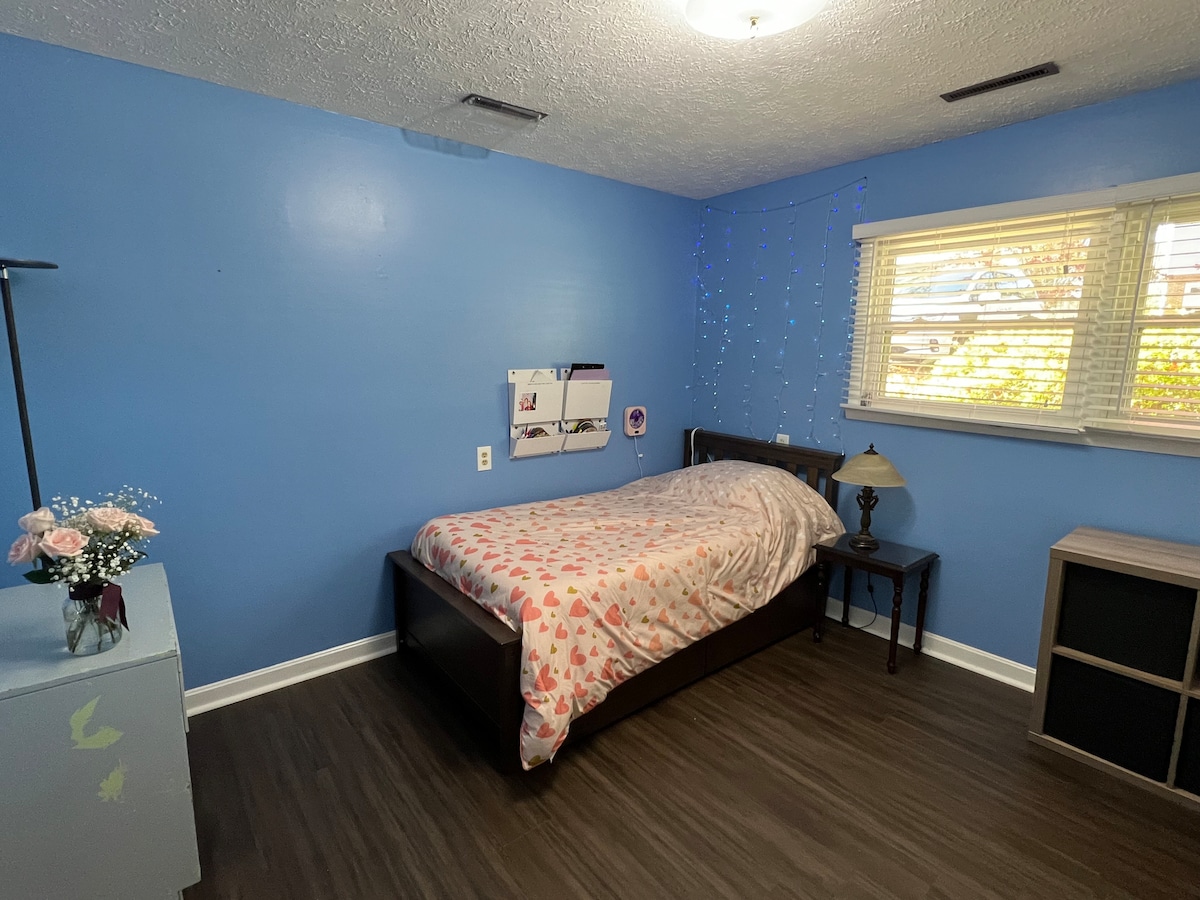 Tweepersoonskamer met 2 aparte bedden beneden. vinylvloeren geïnstalleerd 9/2023.