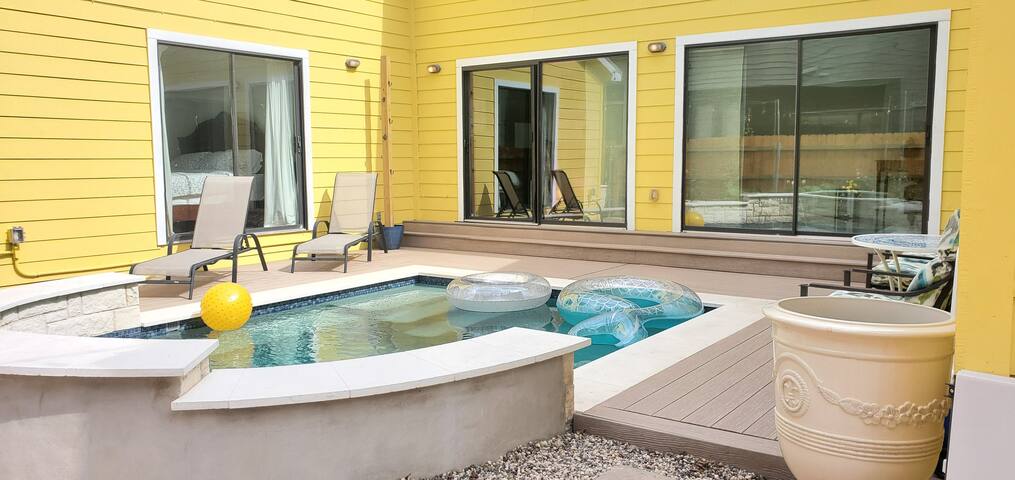 Ideal location w/ Heated Pool! gallery image 5