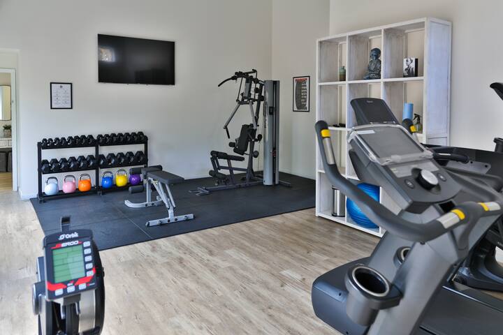 Heartbeat Retreat – Luxury Estate with Gym & Sauna gallery image 5