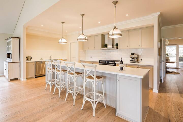 Heartbeat Retreat – Luxury Estate with Gym & Sauna gallery image 3