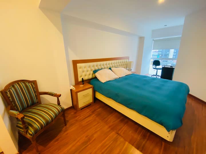 Dormitorio principal con cama queen 