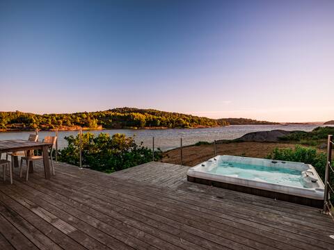 Newly renovated villa by the sea with sauna and hot tub