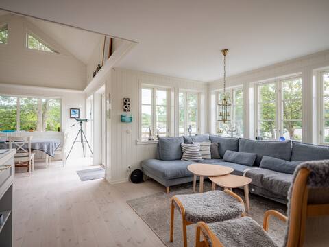 Popular Airbnb listing: Archipelago villa by the sea with sauna and hot tub in Tjörn