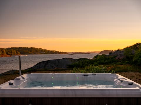 Archipelago villa by the sea with sauna and hot tub