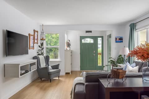 Cozy 1450sqft Squamish Home with Yard
