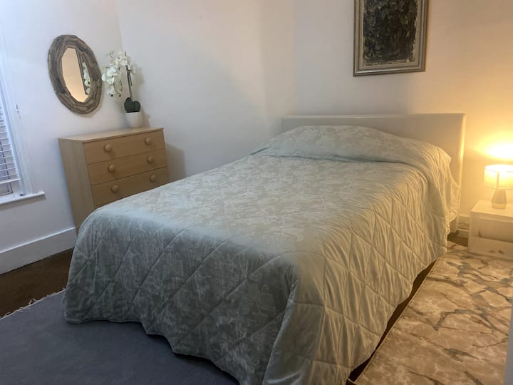 Clean double bedroom in South Hampstead Flats for Rent in Greater