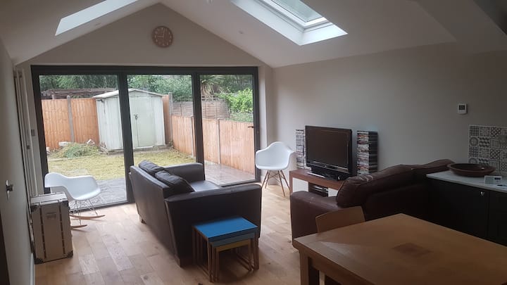 Lovely Modern 3 Bedroom, 2 Bathroom Garden Flat - Bromley