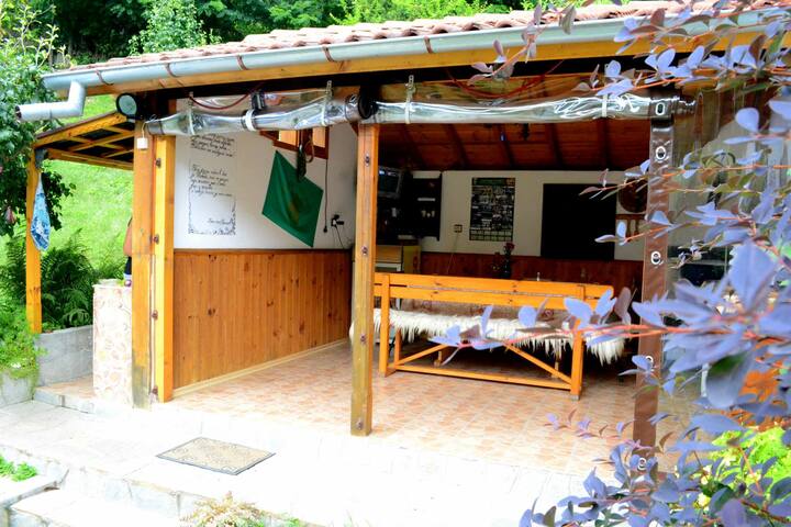 Малка, семейна вила в близост до реката и гората - Karlovo