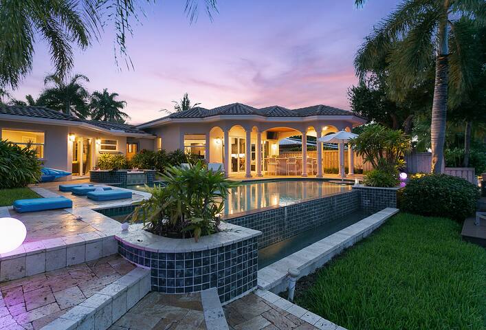 HOSTS 8 Adults+4 Kids Waterfront/Pool/Hot Tub gallery image 2