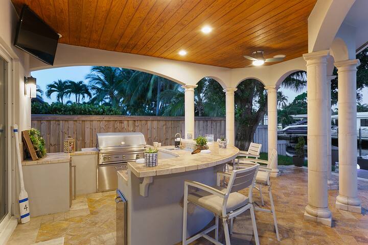 HOSTS 8 Adults+4 Kids Waterfront/Pool/Hot Tub gallery image 3