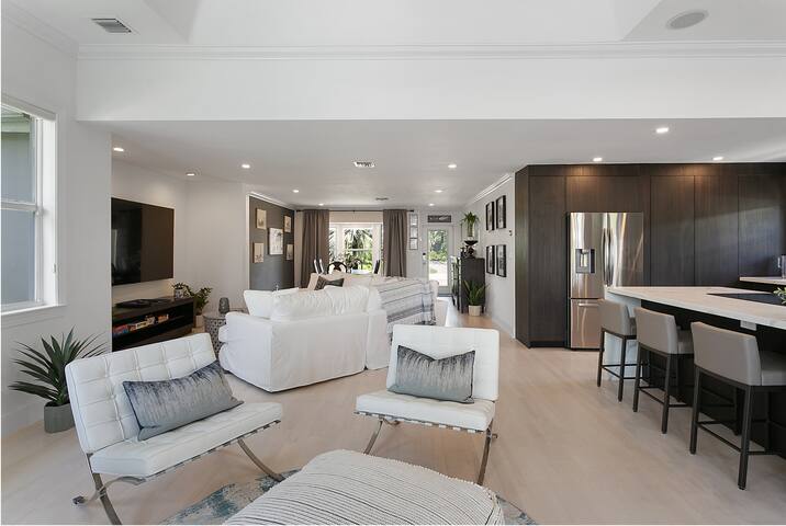 HOSTS 8 Adults+4 Kids Waterfront/Pool/Hot Tub gallery image 5