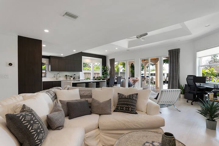 HOSTS 8 Adults+4 Kids Waterfront/Pool/Hot Tub gallery image 4