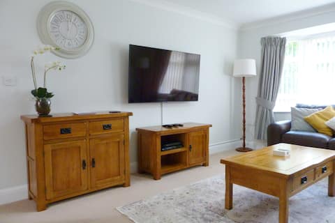 City Haven 10 min walk Cathedral & City + Netflix