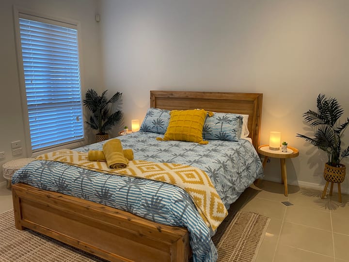 Spálňa s manželskou posteľou 1 - výhľad na pláž na prízemí (pre 2 osoby)