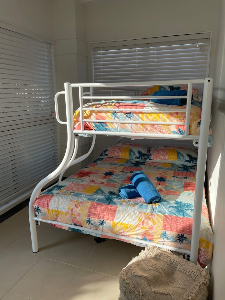 Trojlôžková poschodová posteľ 1  - na prízemí (pre 3 osoby) 