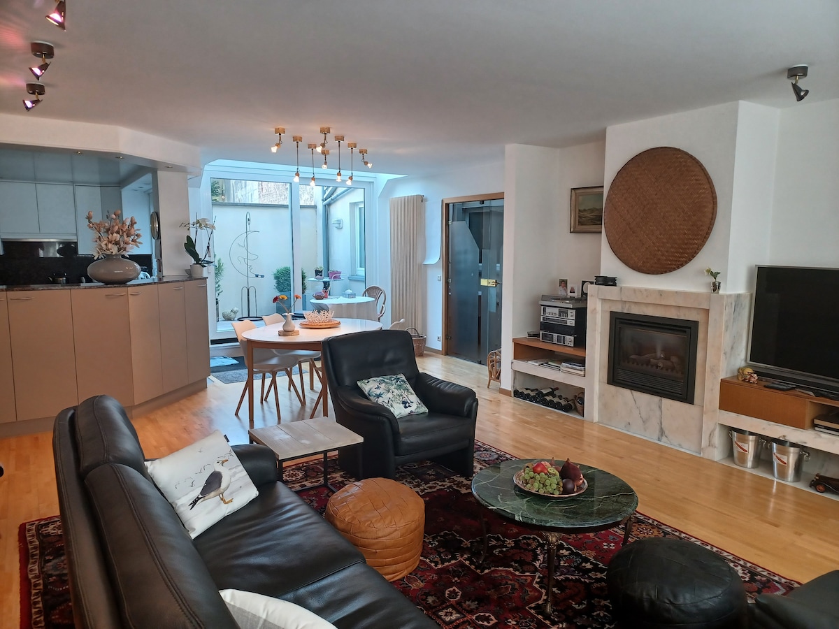 Successful Airbnb property: Spacious & quiet apartment with garage in bustling city center in Oostende