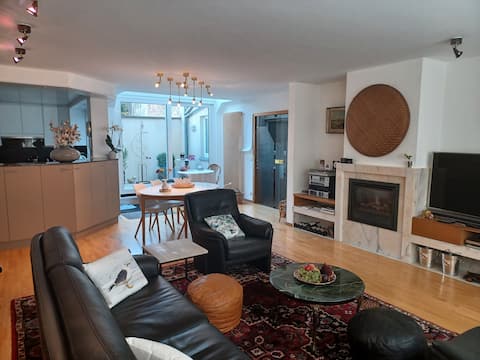 Successful Airbnb property: Spacious & quiet apartment with garage in bustling city center in Oostende