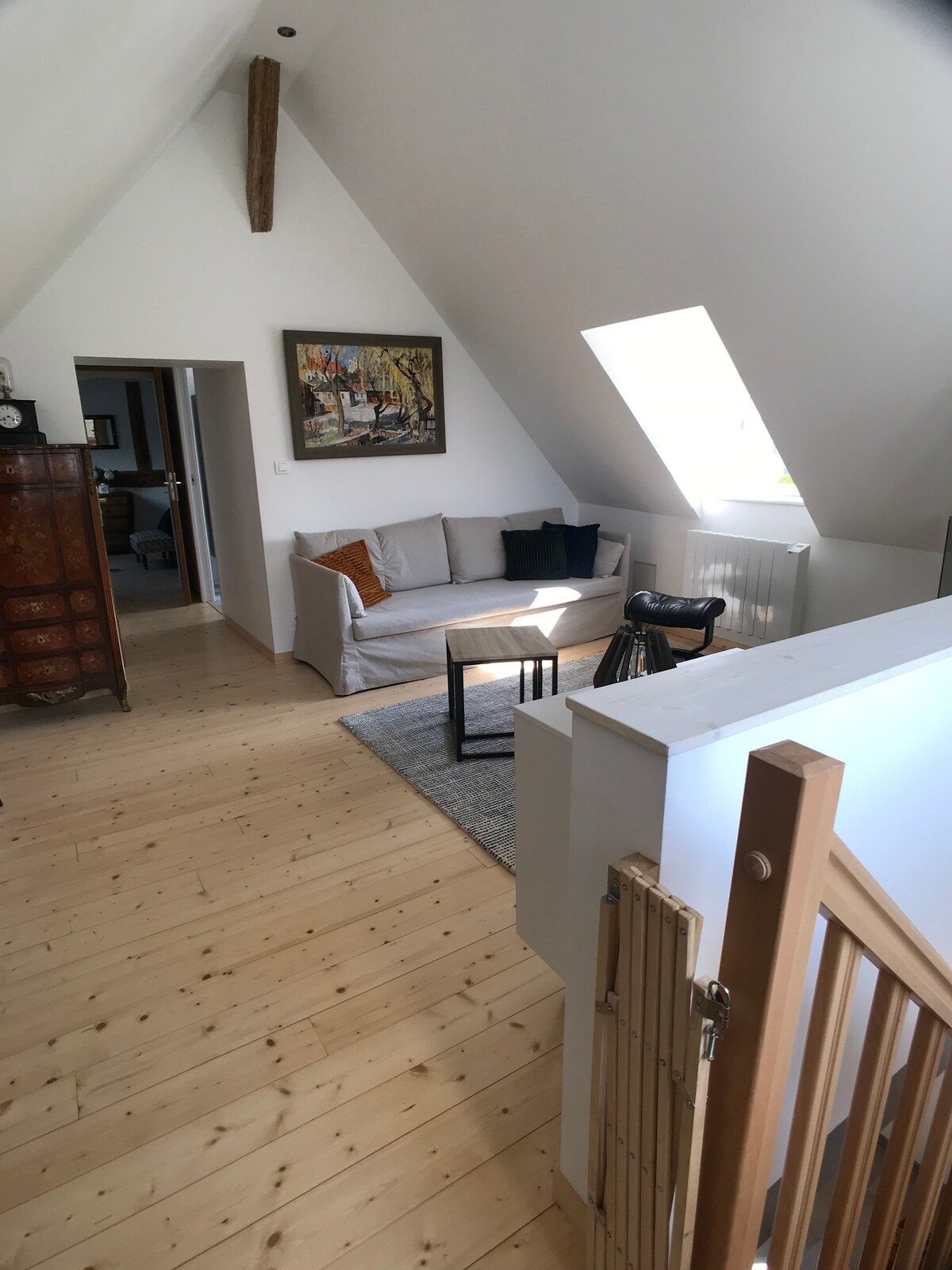 楼上客厅配有沙发床和4K电视。