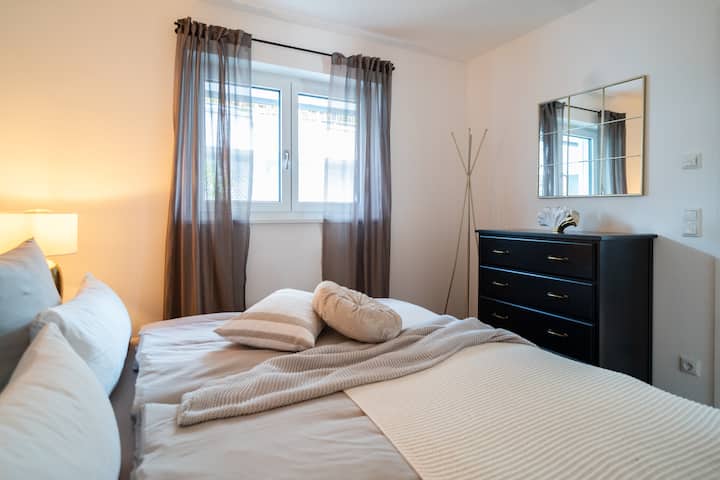 Chumba hiki cha kulala kinatazama ua wa kibinafsi 