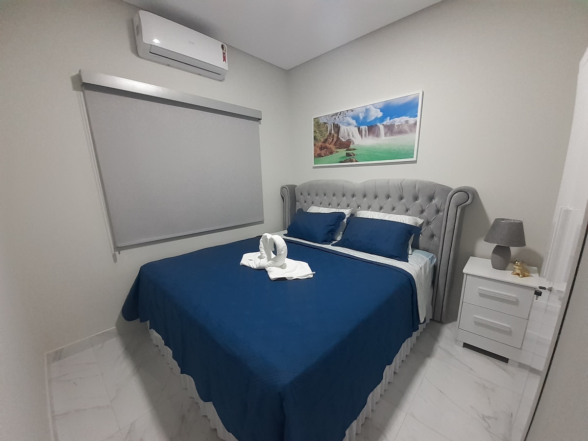 1e slaapkamer met kingsize bed