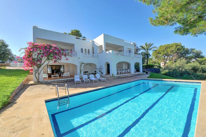 Vistamar, villa for 10 with marina views and pool