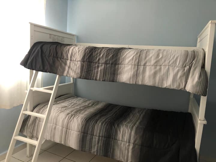 Segundo dormitorio con literas individuales y aire acondicionado.