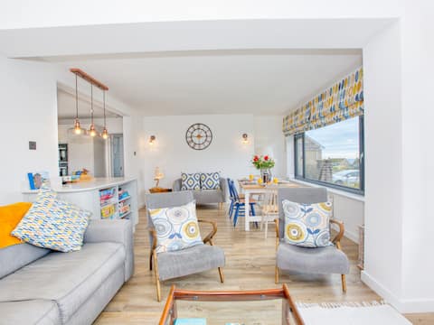 Top performing Airbnb: Stunning Holiday Home in Lyme Regis - Sleeps 8 in Lyme Regis