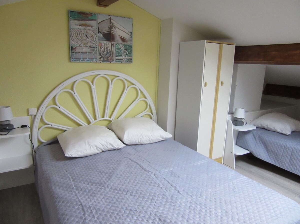 Mezanin s 1 bračnim krevetom, 1 jednostrukim krevetom i 1 dječjim krevetom