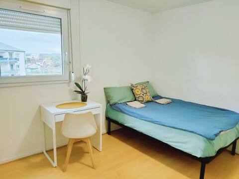 Chambre confortable dans un logement spacieux