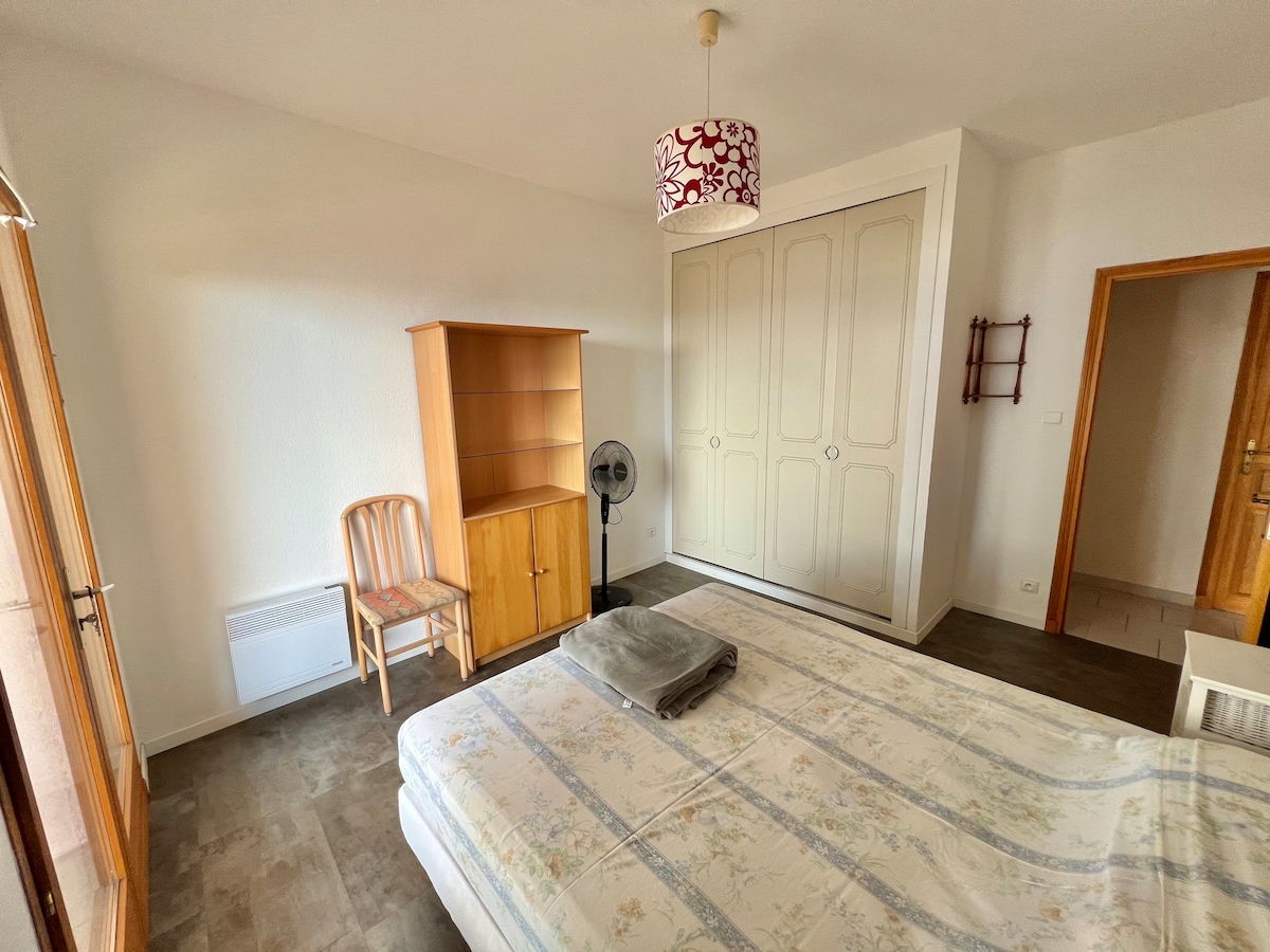 Chumba cha watu wawili # 2
(ukiangalia mtaro wa chumba cha kulala cha pamoja cha 3)