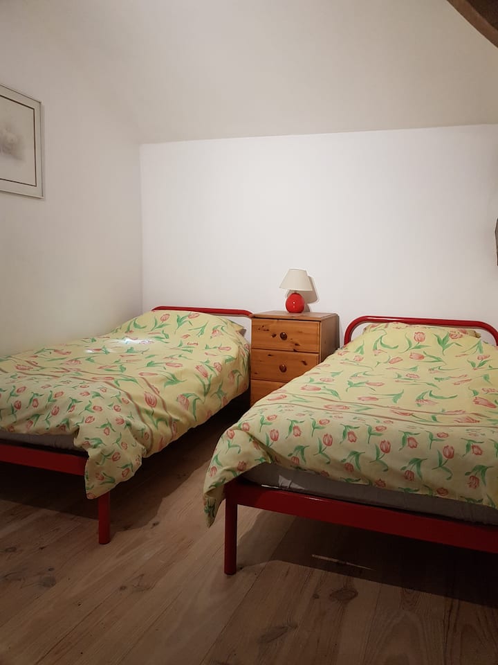 Dhomë gjumi me dy krevate tek