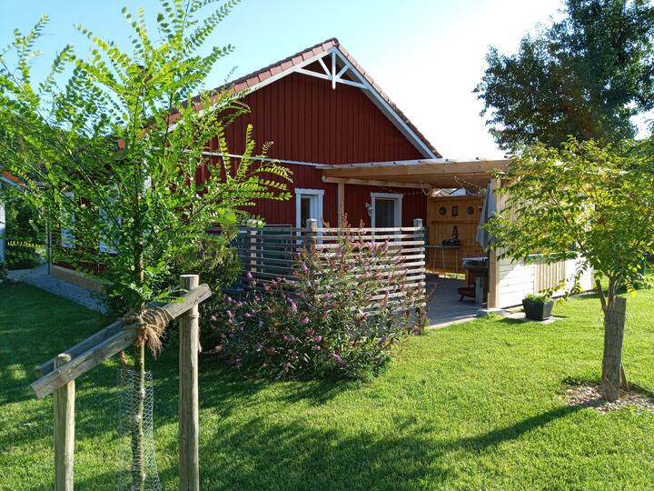 Snuggle cottage with paddling views