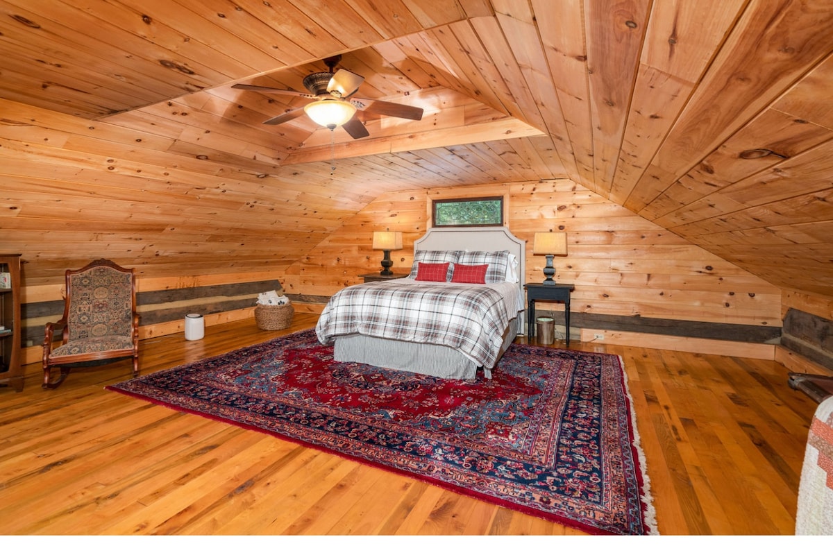 Na poschodí sú dve veľké manželské postele.  